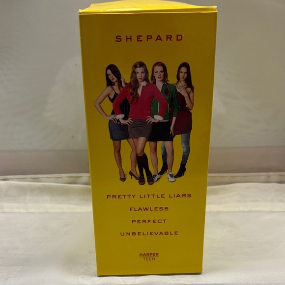 Pretty Little Liars Book Box Set - Picture 6 of 6